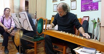 Иностранные гости сыграют на хакасских инструментах