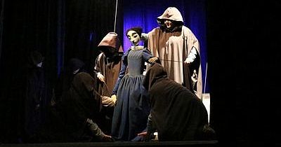 В словах и фотографиях о премьерном спектакле «Мария Стюарт» Хакасского национального театра кукол «Сказка»